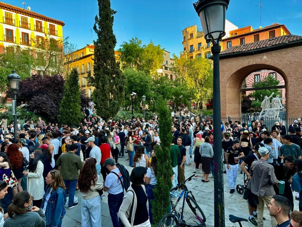 As mobile phones were useless, people congregated in plazas to seek clues. 